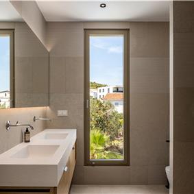 4 Bedroom Luxury Villa with Heated Pool and boat mooring, Ciovo near Trogir – Sleeps 8